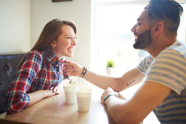 Ragazza guardando il suo fidanzato — Foto Stock