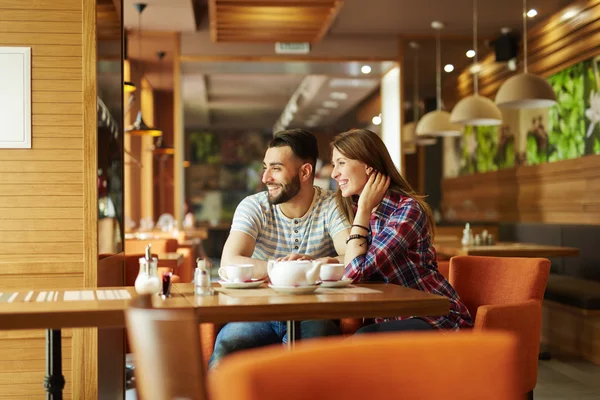 Coppia rilassante in caffetteria — Foto Stock