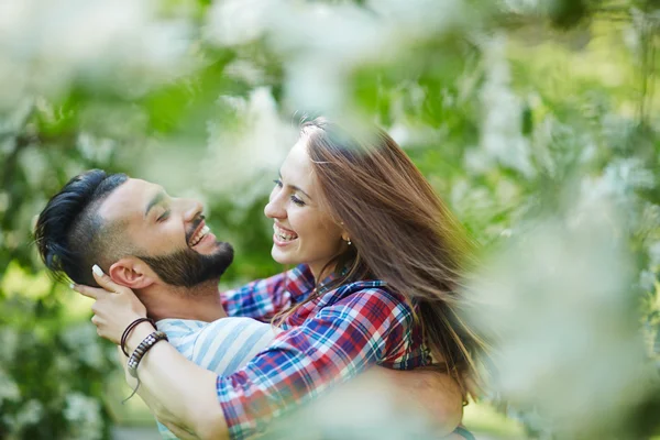 Glückliches Paar und blühende Bäume — Stockfoto