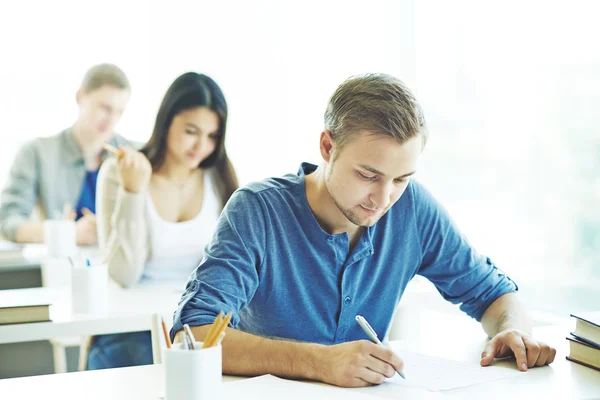 Prueba de escritura de compañeros de grupo — Foto de Stock