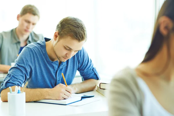 Groep-mates schrijven testen — Stockfoto