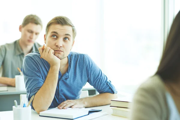 Nachdenklicher Student mit Bleistift — Stockfoto