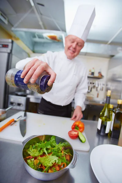 Cook specerijen toe te voegen — Stockfoto