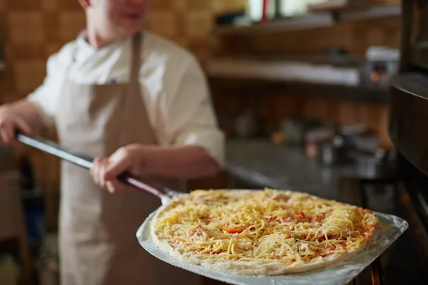 Pizza cruda en espátula grande —  Fotos de Stock
