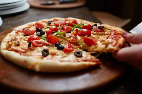 Tar en bit pizza — Stockfoto