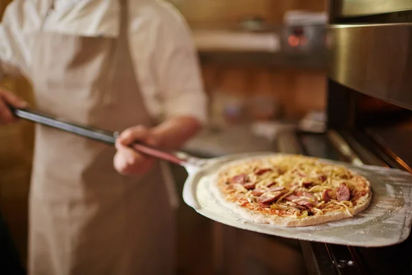 Pizza cruda en espátula grande — Foto de Stock