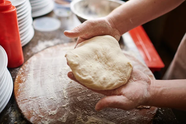 Baker plat brood maken — Stockfoto