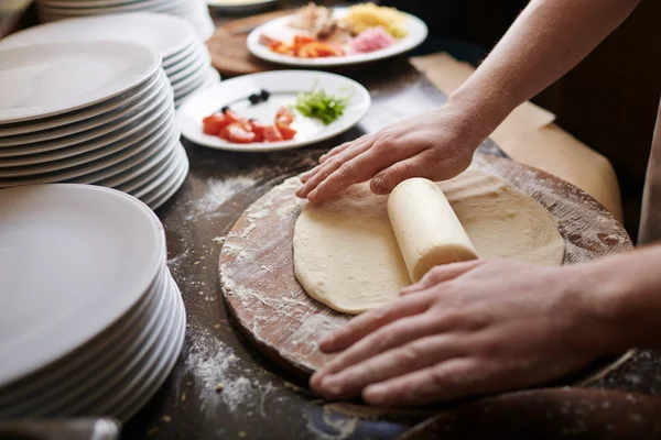 Cook rollend deeg — Stockfoto