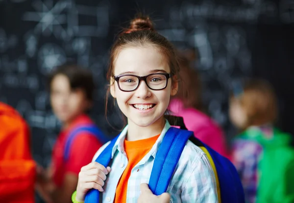 Счастливая школьница в очках — стоковое фото