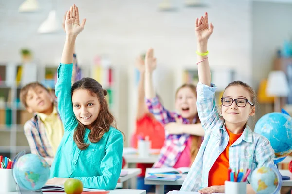 Clevere Schüler heben die Hände — Stockfoto