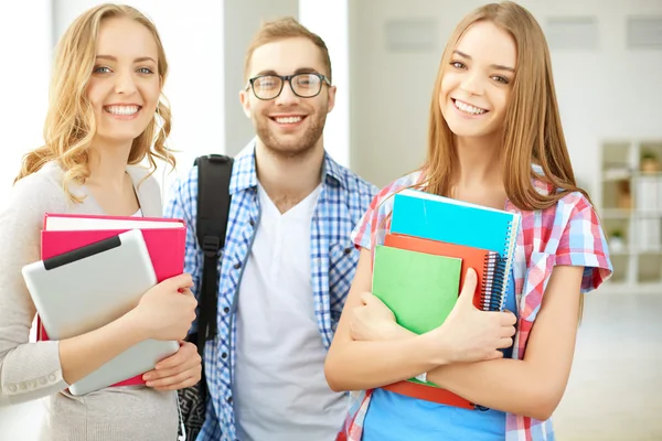 Teenager lernen mit Büchern — Stockfoto