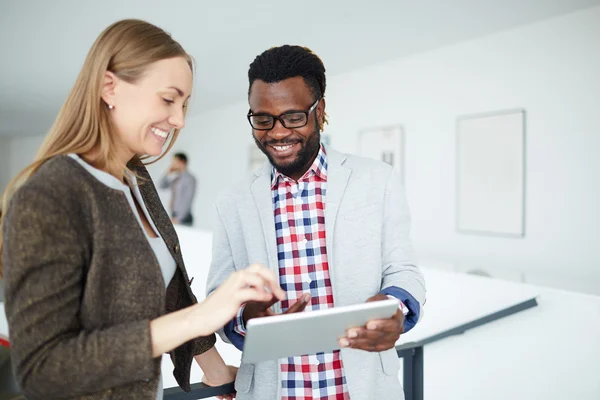 Colegas jóvenes con touchpad — Foto de Stock