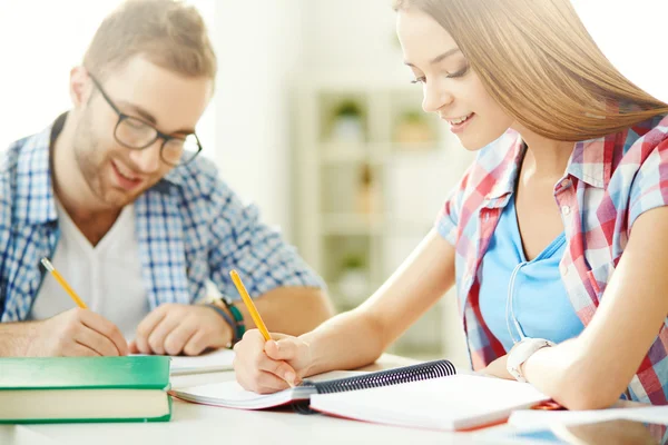 Estudantes fazendo anotações — Fotografia de Stock