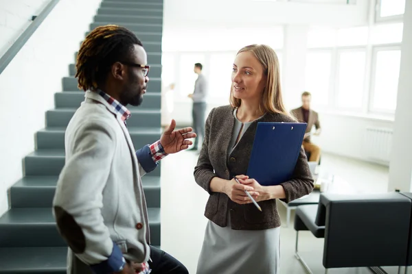 Jonge collega's raadplegen — Stockfoto