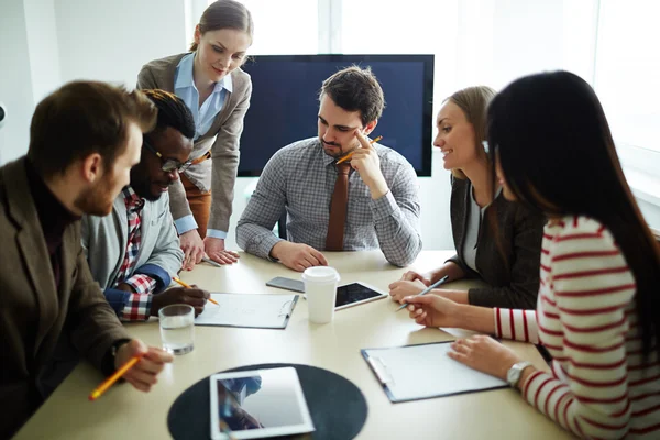 Socios comerciales discutiendo ideas —  Fotos de Stock