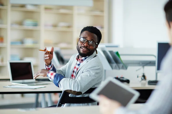 Manager talking to colleague — Stock Photo, Image