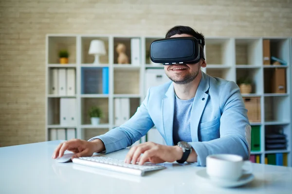Homem de negócios usando computador virtual — Fotografia de Stock
