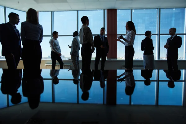 Les gens d'affaires qui interagissent au bureau — Photo