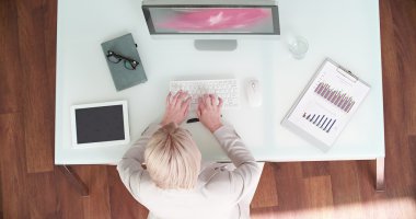 bilgisayarda çalışan iş kadını