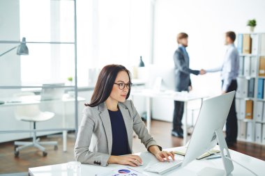 İşyerinde çalışan Sekreter