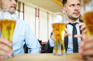 barda tartışırken iş adamları