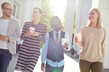 Kahve ile neşeli çalışanlar