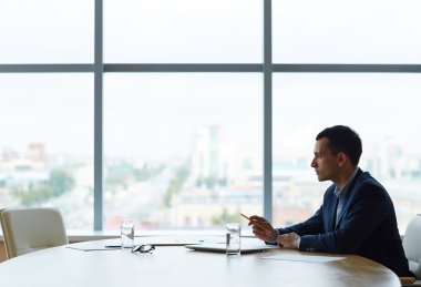 Tablo tarafından oturan işadamı 