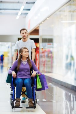 Tekerlekli sandalyede güzel kız