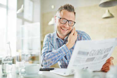 Cellphone tarafından konuşan işadamı