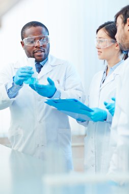 Araştırmacı gösteren sıvı