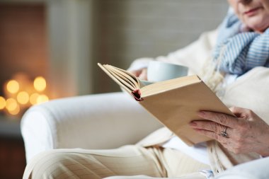 Yaşlı kadın, kitap