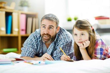  kızı ve babası ödev