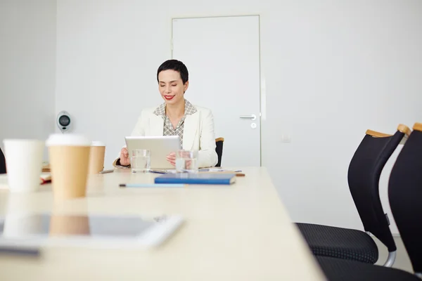 Geschäftsfrau mit Touchpad-Vernetzung — Stockfoto