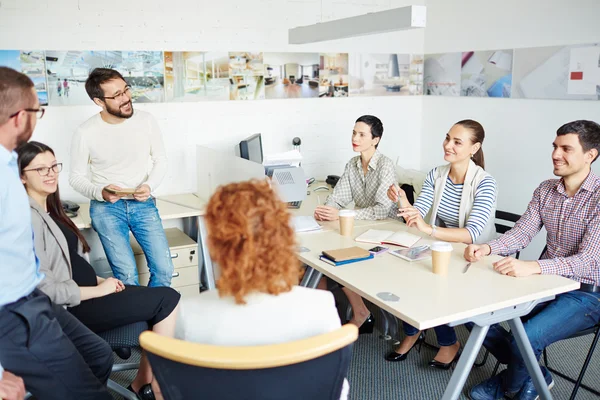 Gerentes conversando no break — Fotografia de Stock