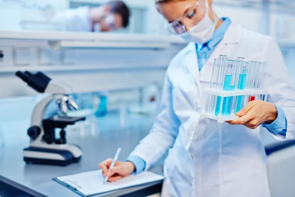 Mujer trabajando en laboratorio — Foto de Stock