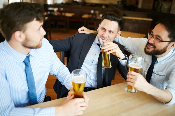 Män som dricker öl — Stockfoto
