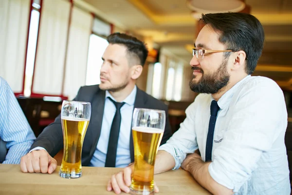 Groupe d'employés avec bière — Photo
