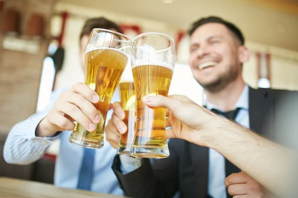 Uomini brindare con birra — Foto Stock