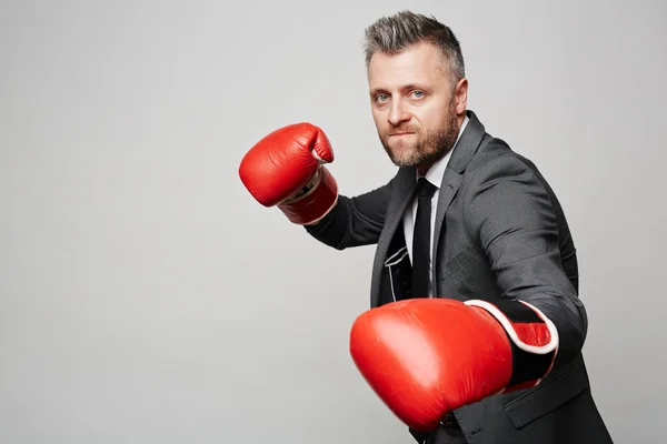 Bedrijfsleider in bokshandschoenen — Stockfoto