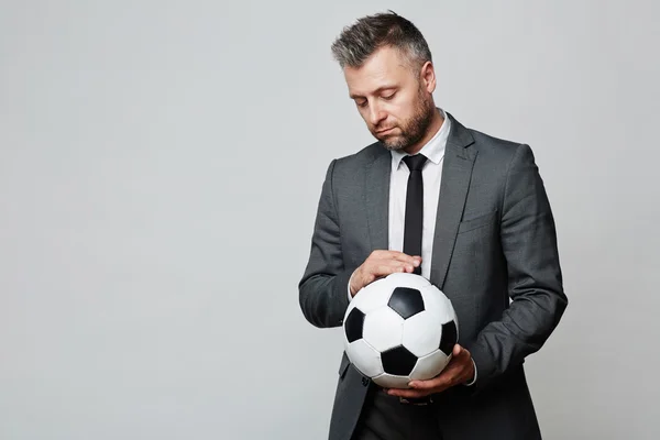 Muž s fotbalovým míčem — Stock fotografie