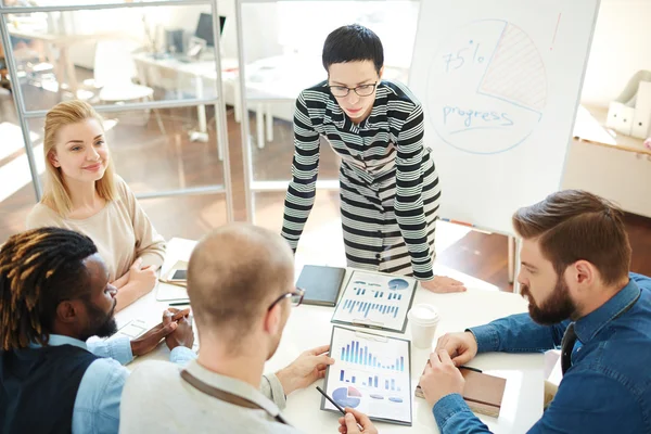 Affärskvinna förklarar presentation — Stockfoto