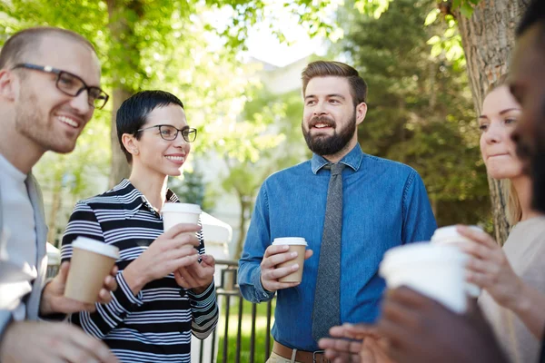 Compañeros alegres con café — Foto de Stock