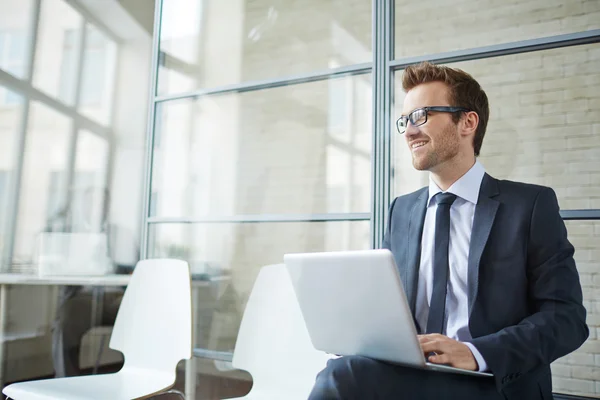 Zakenman zit met laptop — Stockfoto