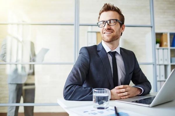 Knappe zakenman in office — Stockfoto