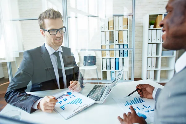 Gerente hablando con el cliente — Foto de Stock