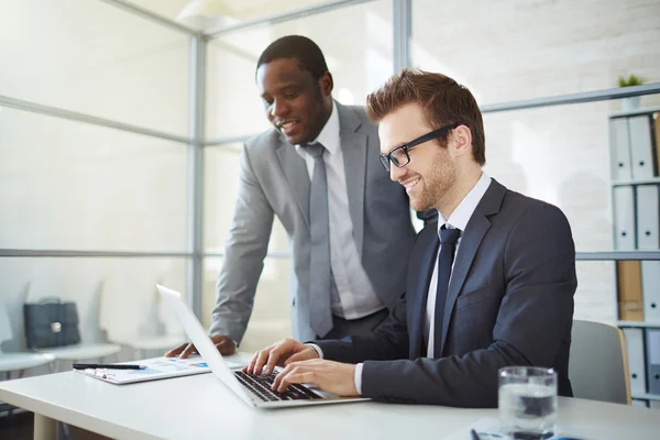 Des hommes d'affaires travaillant ensemble — Photo