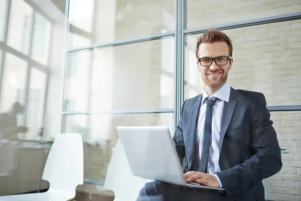 Affärsman som sitter med laptop — Stockfoto