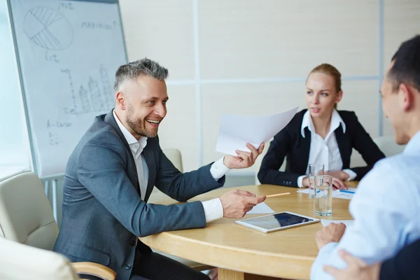 Datore di lavoro con documento in mano — Foto Stock