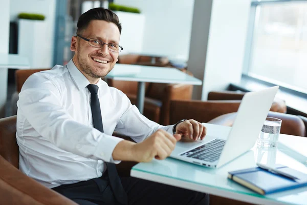 Feliz hombre de negocios con anteojos — Foto de Stock