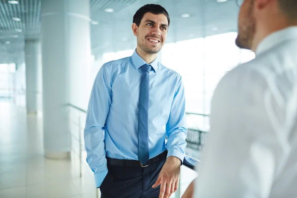 Manager listening to colleague — Stock Photo, Image